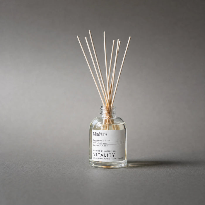 Difusor de varillas Vitality de Mittérium, frasco de cristal de 100 ml con varillas de ratán