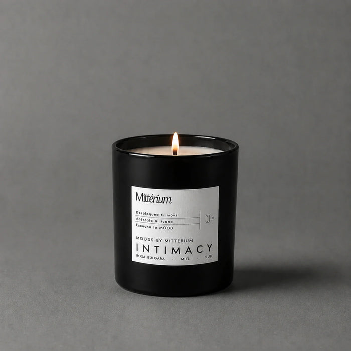 Vela aromática Intimacy de Mittérium encendida, vaso negro de 230 g