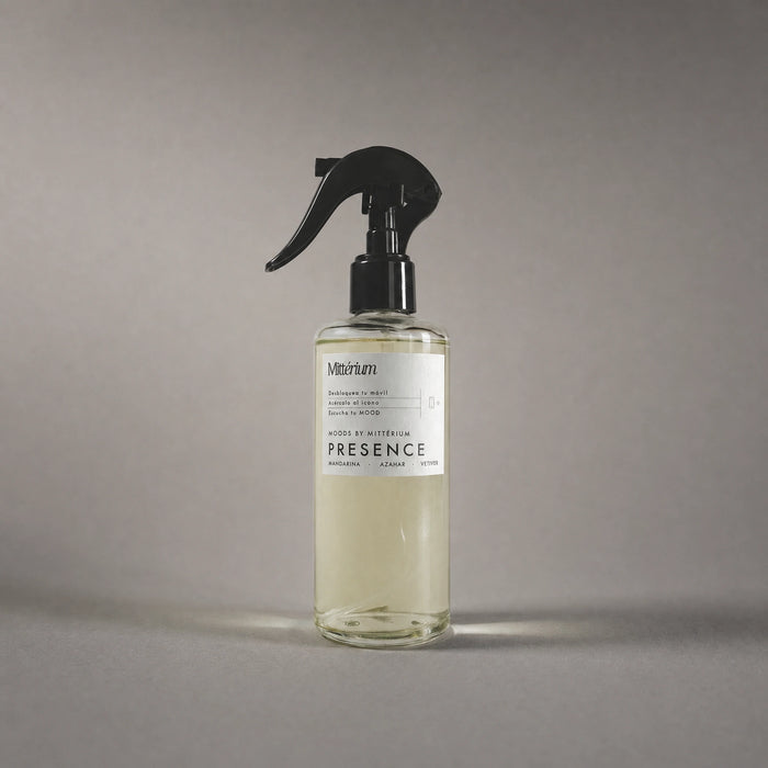 Spray de ambiente Presence de Mittérium, frasco de 200 ml con pulverizador negro
