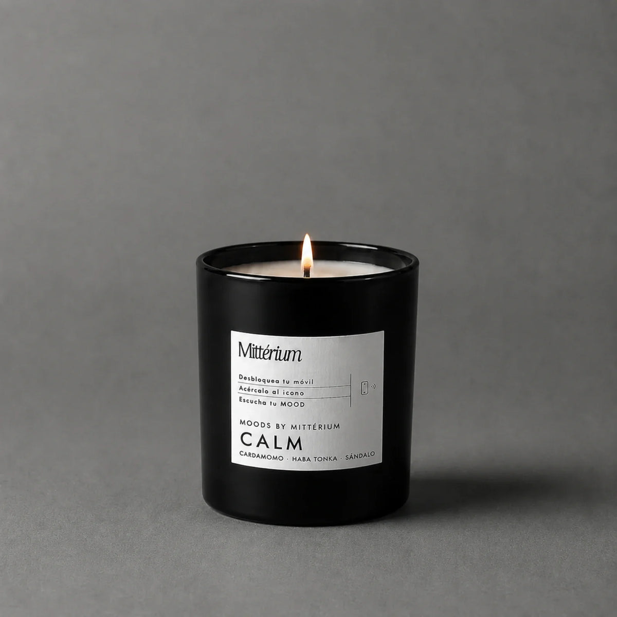 Vela aromática Calm de Mittérium encendida, vaso negro de 230 g