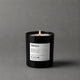 Vela aromática Calm de Mittérium encendida, vaso negro de 230 g