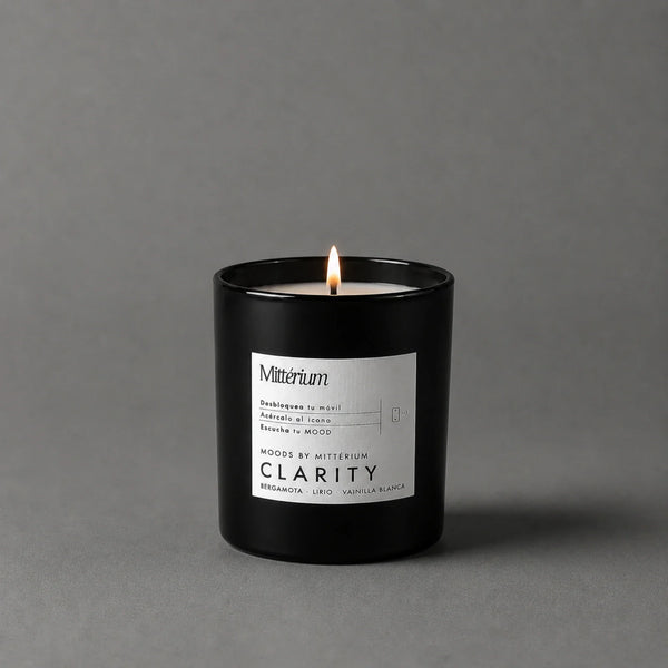 Vela aromática Clarity de Mittérium encendida, vaso negro de 230 g