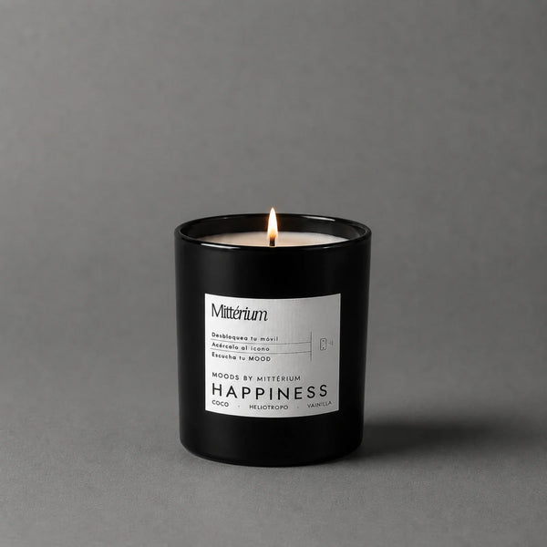 Vela aromática Happiness de Mittérium encendida, vaso negro de 230 g
