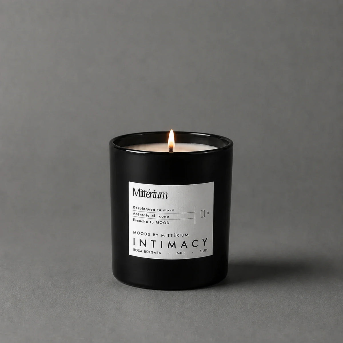Vela aromática Intimacy de Mittérium encendida, vaso negro de 230 g