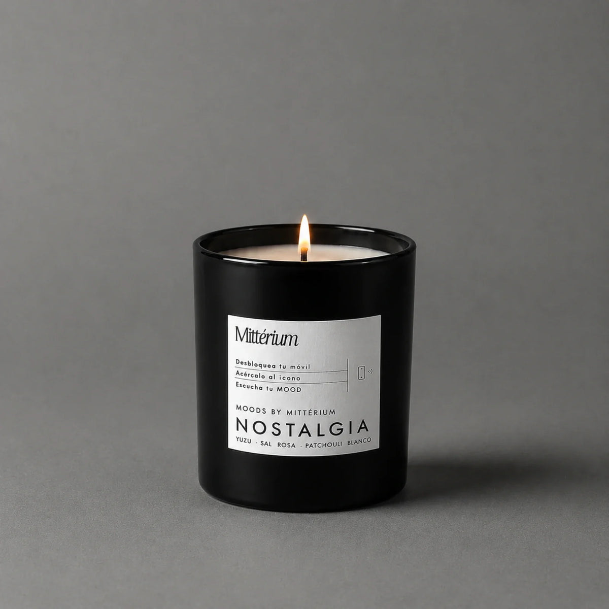 Vela aromática Nostalgia de Mittérium encendida, vaso negro de 230 g