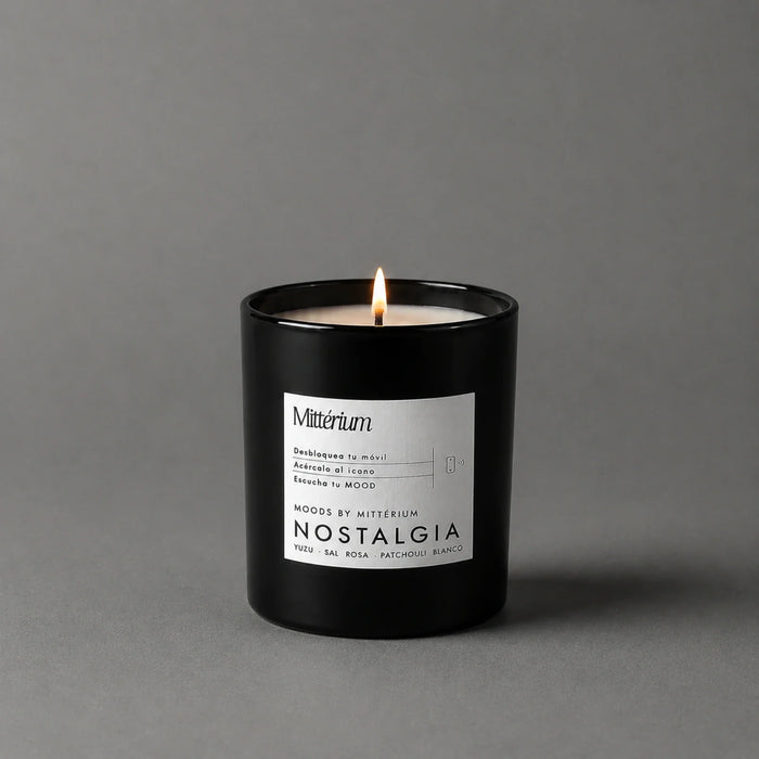 Vela aromática Nostalgia de Mittérium encendida, vaso negro de 230 g