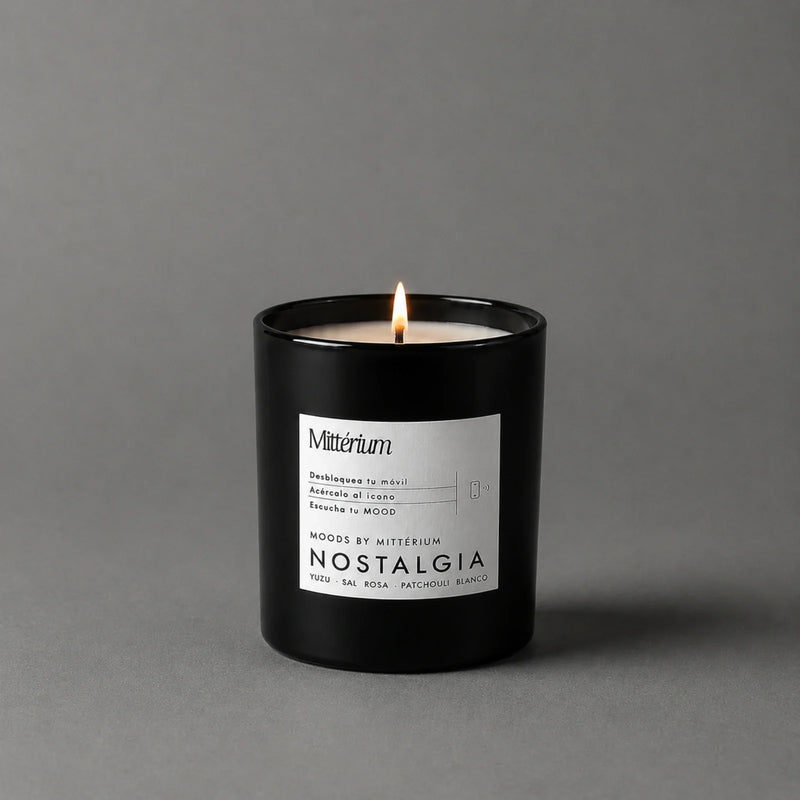 Vela aromática Nostalgia de Mittérium encendida, vaso negro de 230 g